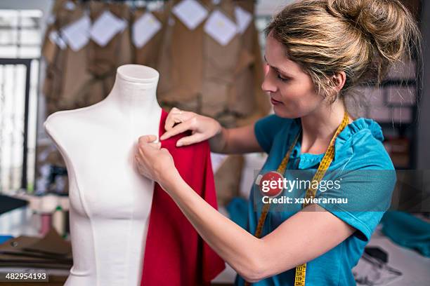 zusammenarbeit mit dem neuen design - schnittmuster stock-fotos und bilder