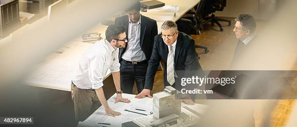 architekt plan den kunden erklären projekt - architekturmodell stock-fotos und bilder