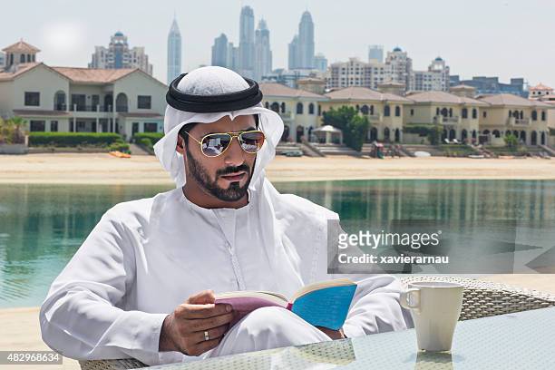 descansa en la terraza de casa - emirati face smile fotografías e imágenes de stock