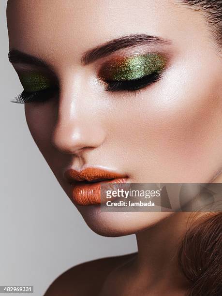bella mujer con maquillaje brillante - eyeshadow fotografías e im�ágenes de stock