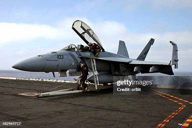 manutenzione un fa18 superhornet - caccia-aereo-militare foto e immagini stock