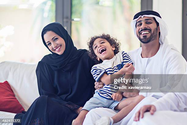 emirati familien portrait - nahöstlicher abstammung stock-fotos und bilder