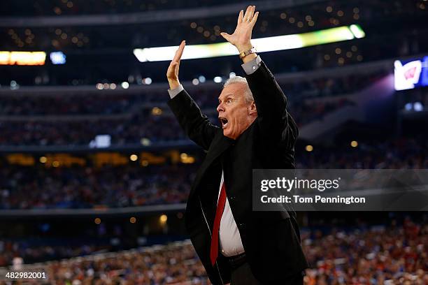 Head coach Bo Ryan of the Wisconsin Badgers motions to his players during the NCAA Men's Final Four Semifinal against the Kentucky Wildcats at AT&T...