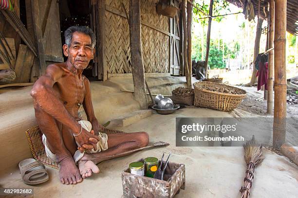 retrato do velho tribal homem sentado na sua cabana - tripura imagens e fotografias de stock