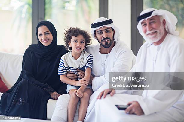 emirati family - old emirati woman stockfoto's en -beelden