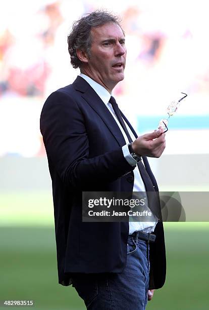 Coach of PSG Laurent Blanc is asking the assistant referee : 'Do you want my glassses ?' after a mistake according to him during the french Ligue 1...