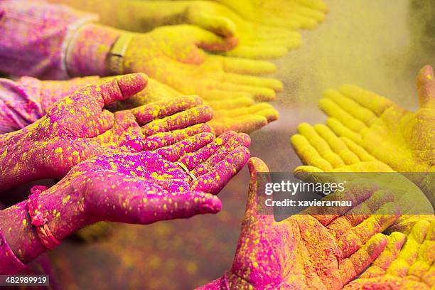 holy hände - holi festival in india stock-fotos und bilder