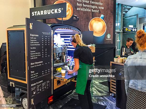 kiosque starbucks mobile à oslo airport, norvège - starbucks photos et images de collection