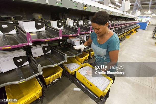 92 Mail Sorting In A Deutsche Post Sorting Office Stock Photos, High ...