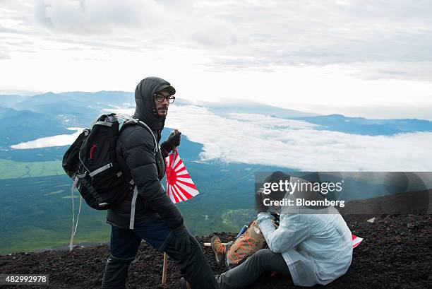 Tourists Climb Mount Fuji, Nachrichtenfoto