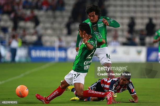 Jose Ramirez of Chivas struggles for the ball with Hugo Rodriguez and Jorge Hernandez of Pachuca during a match between Pachuca and Chivas as part of...