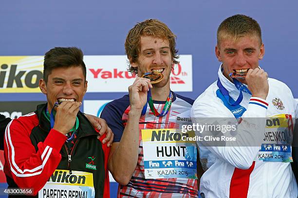 Gold medallist Gary Hunt of Great Britain poses with silver medallist Jonathan Paredes Bernal of Mexico and bronze medallist Artem Silchenko of...