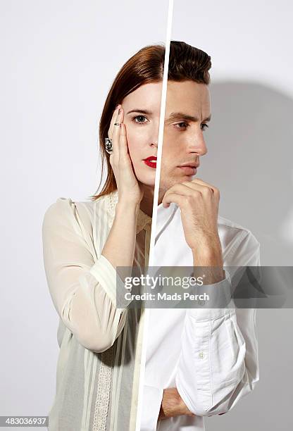 man and woman reflected in a mirror - blouse man stockfoto's en -beelden