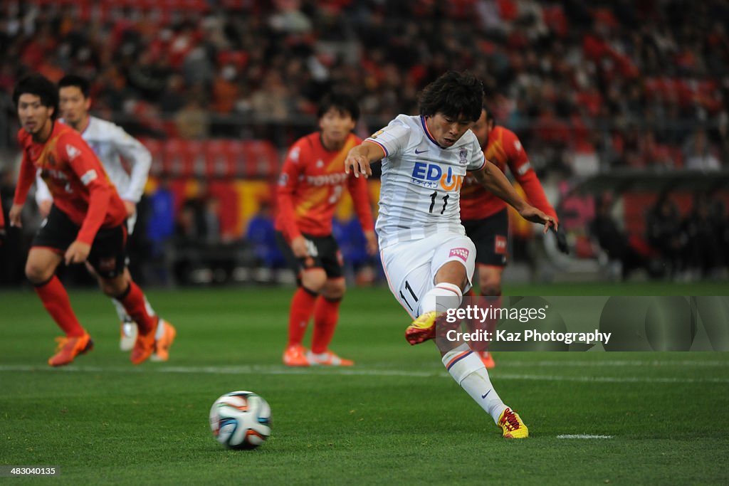 Nagoya Grampus v Sanfrecce Hiroshima - J.League 2014