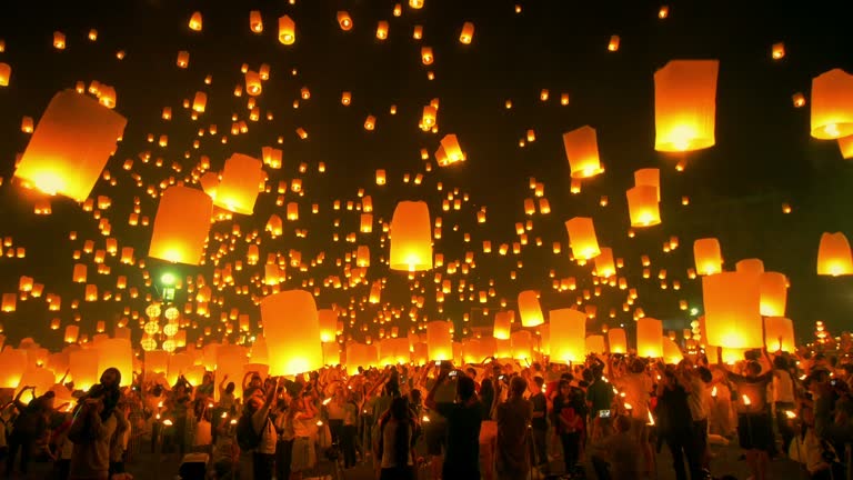 https://media.gettyimages.com/id/483045296/video/sky-lantern-loi-krathong-traditional-festival.jpg?b=1&s=640x640&k=20&c=YFvpdWcMW9aB_IxEDZnZ7w0IHHftrzIte1hbnPw-Jy4=