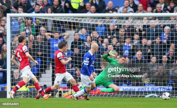 Steven Naismith of Everton scores the first goal during the Barclays Premier League match between Everton and Arsenal at Goodison Park on April 6,...