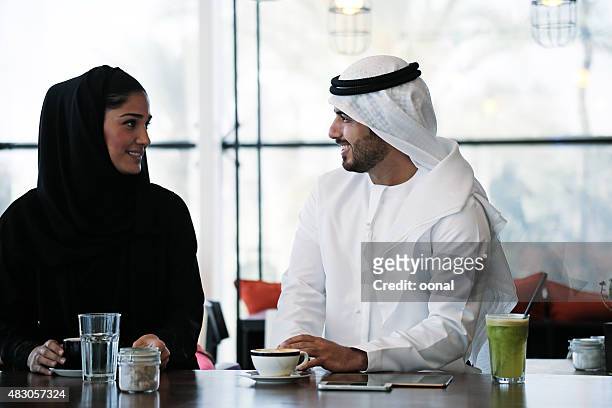 arabische familie genießen freizeit im café - emirati enjoy stock-fotos und bilder