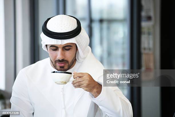 arab man 飲むコーヒー - アラブ文化 ストックフォトと画像