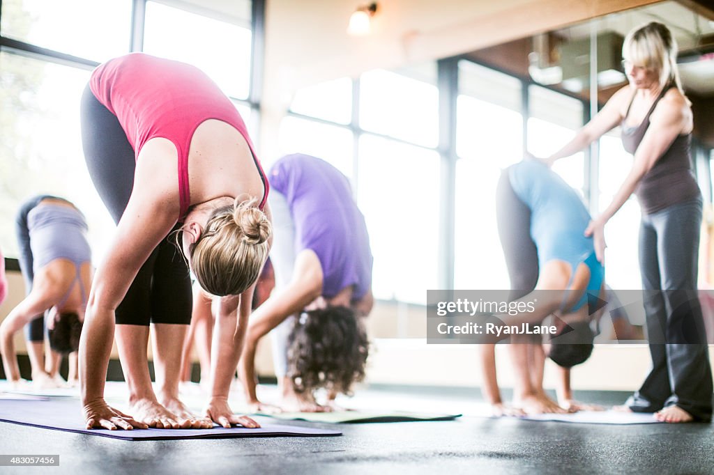 Gruppe von Yoga-Klasse im Studio mit Fitnesstrainer