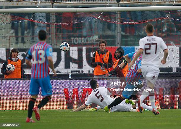 Gonzalo Bergessio of Catania scores the opening goal during the Serie A match between Calcio Catania and Torino FC at Stadio Angelo Massimino on...