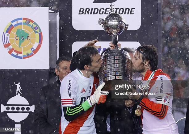 Marcelo Barovero and Fernando Cavenaghi of River Plate kiss the trophy after winning a second leg final match between River Plate and Tigres UANL as...