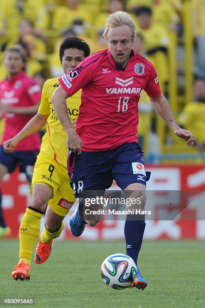 Mitch Nicholes of Cerezo Osaka in action during the J.League match between Kashiwa Reysol and Cerezo Osaka at Hitachi Kashiwa Soccer Stadium on April...