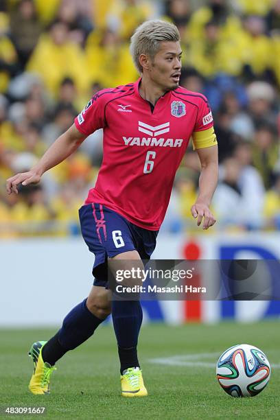 Hotaru Yamaguchi of Cerezo Osaka in action during the J.League match between Kashiwa Reysol and Cerezo Osaka at Hitachi Kashiwa Soccer Stadium on...