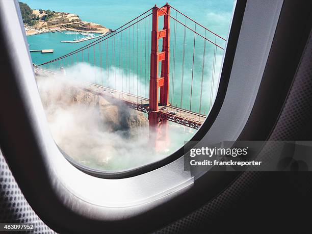 luftaufnahme der golden gate bridge von san francisco - golden gate bridge city fog stock-fotos und bilder