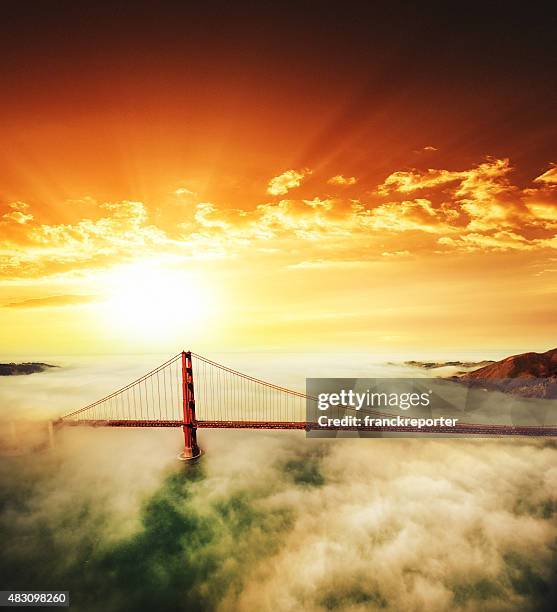 luftaufnahme der golden gate bridge von san francisco - golden gate bridge city fog stock-fotos und bilder