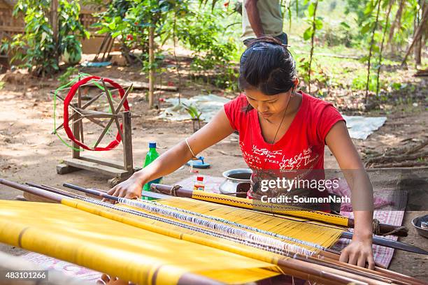 donna di una tribù tessitura abiti su un telaio a mano - tripura state foto e immagini stock