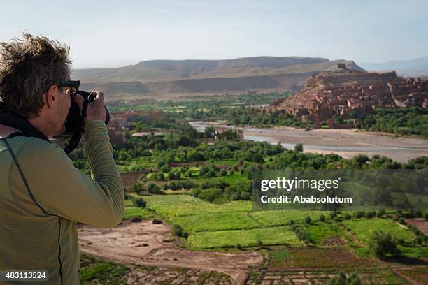 traveler fotografieren abend aït ben haddou, marokko, nordafrika - ait benhaddou stock-fotos und bilder