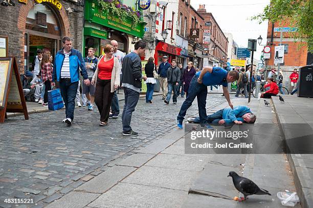 helping a stranger in need - temple bar dublin stock pictures, royalty-free photos & images