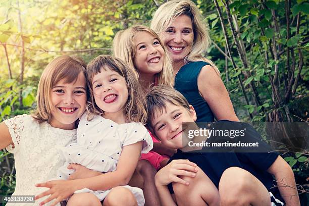 real familie von vier kindern posieren mit mutter im sommer. - familie mit vier kindern stock-fotos und bilder