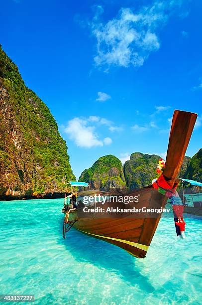 longtail wooden boat at maya bay, thailand - longtail boat stock pictures, royalty-free photos & images