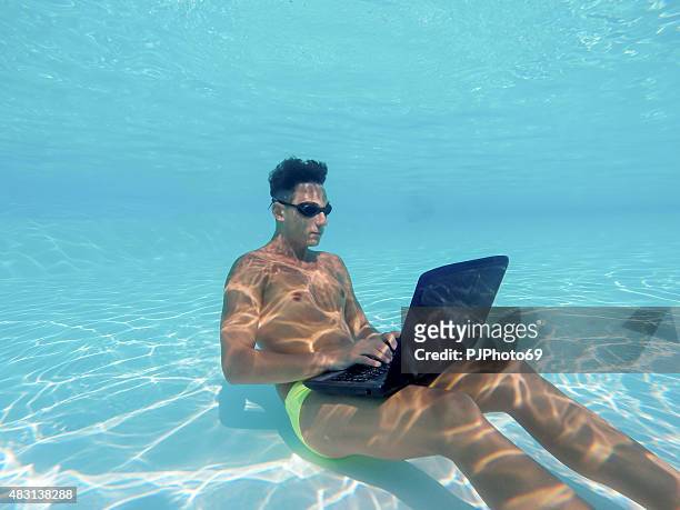 giovane uomo utilizzando un computer subacqueo - crazy pool foto e immagini stock