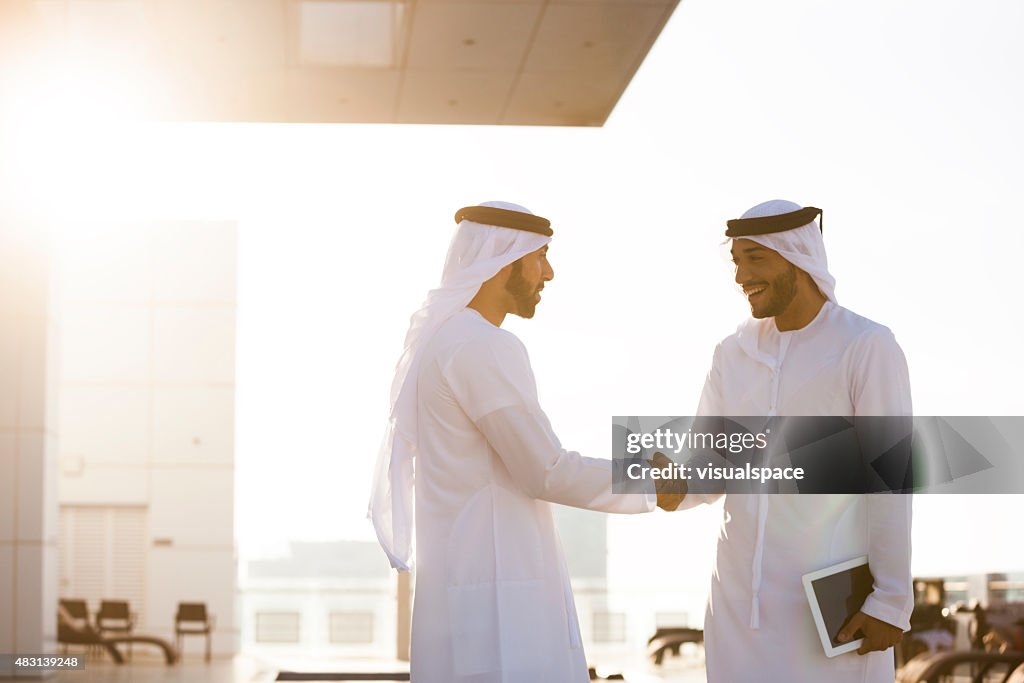 Due uomo arabo che agitano le mani