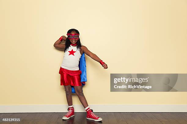 super girl - zwarte mantel stockfoto's en -beelden