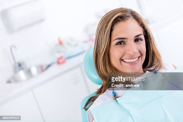 glückliche frau im zahnarzt - zahnarztausrüstung stock-fotos und bilder