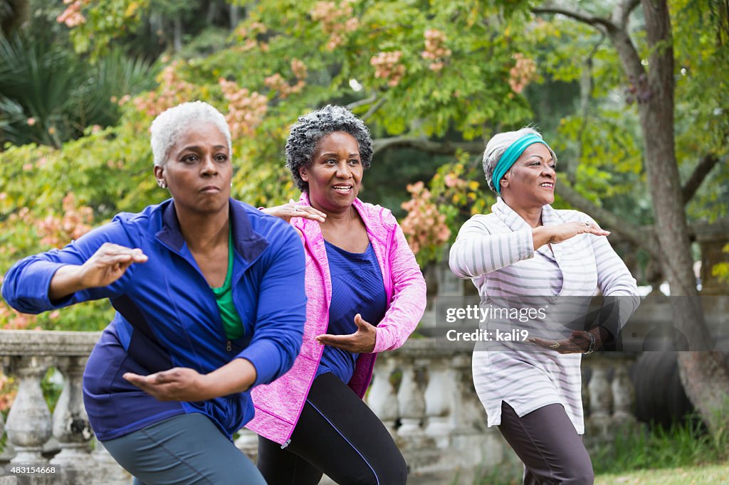 Tres jubilados mujeres de raza negra, practicar Tai Chi