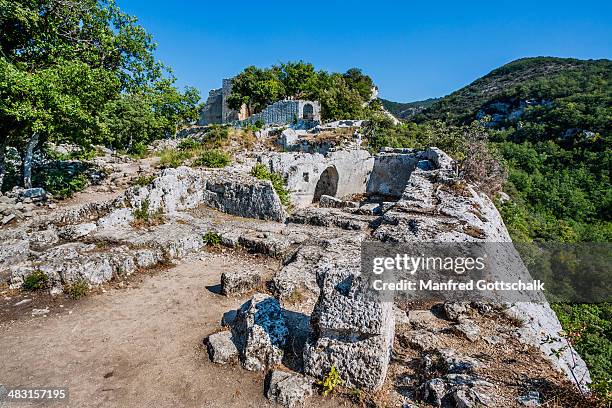 fort of buoux luberon - forteresse photos et images de collection