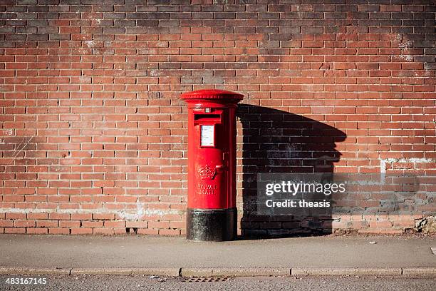 british royal mail postbox - openbare brievenbus stockfoto's en -beelden