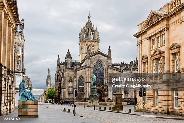 the royal mile with st giles cathedral, edinburgh, united kingdom. - st giles cathedral stock pictures, royalty-free photos & images