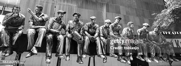 lunch atop a skyscraper - internationaal monument stockfoto's en -beelden