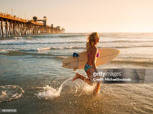 pier surfer - californie surf stockfoto's en -beelden