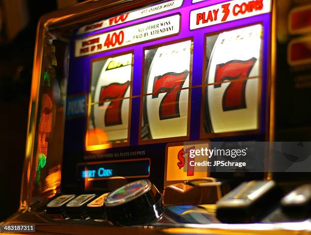 slot machine winner! - slot machines stock pictures, royalty-free photos & images