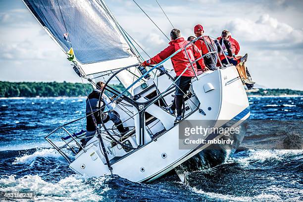 squadra di vela su barca a vela durante la regata - barca a vela foto e immagini stock