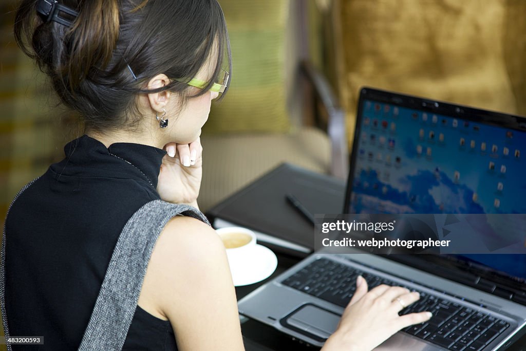 Mulher usando computador portátil