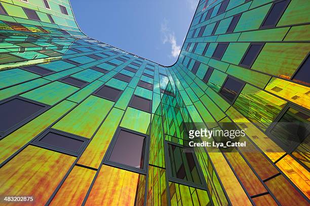 mehrfarbiges bürogebäude # 6 xl - green glass business stock-fotos und bilder