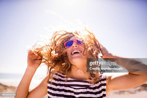 joyeux rire femme sur la plage - happy jumping photos et images de collection