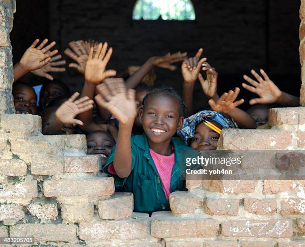 verschiedene afrikanische kinder winken hände in tchad - african school kids stock-fotos und bilder